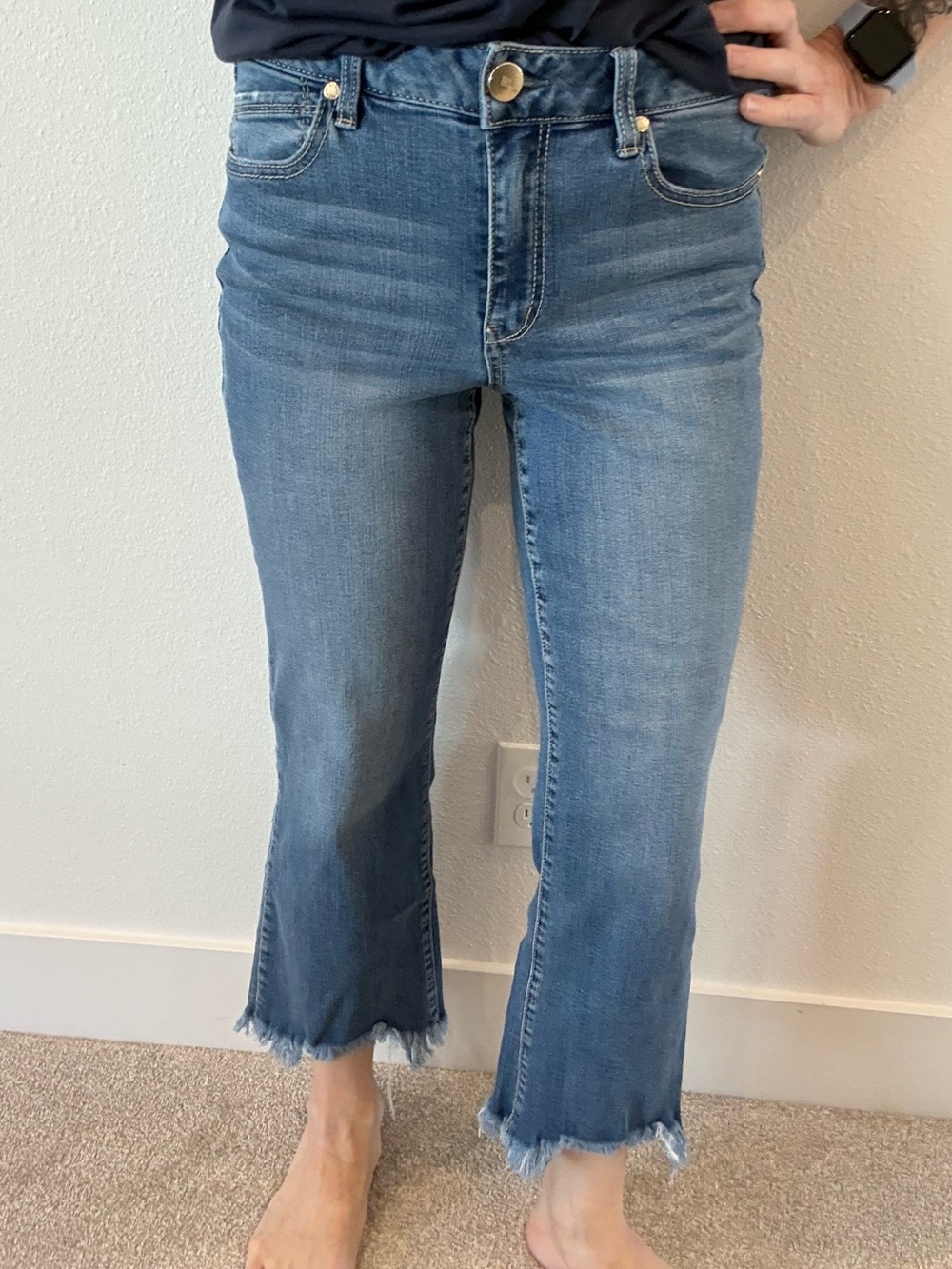 1822 Denim Women’s Size 27 Frayed Hem Cropped Flare Jeans Medium Wash
